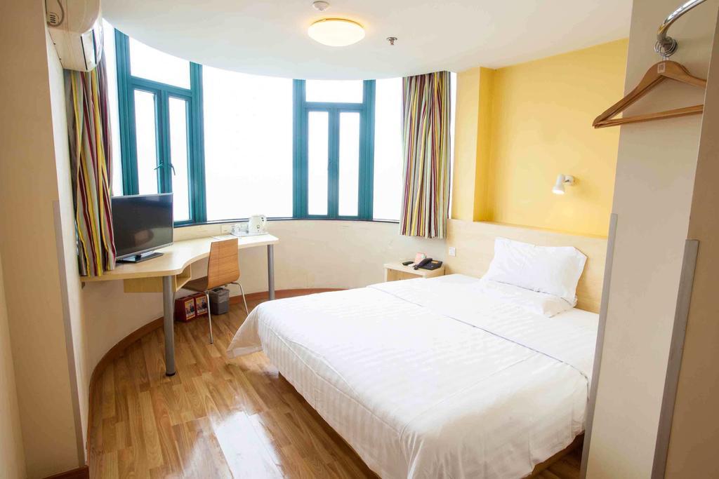 7Days Inn Guangzhou South Railway Station Nan Pu Metro Station Room photo